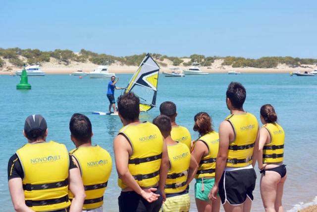 Alumnos de windsurf en Sancti Petri