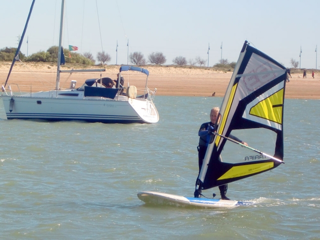 Practicando windsurf en Sancti Petri