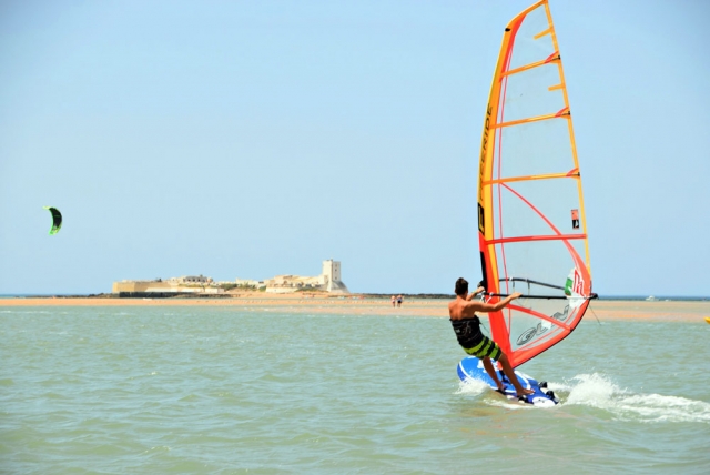 Prueba el windsurf en Sancti Petri