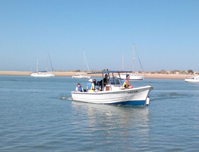 Subidos al barco a motor