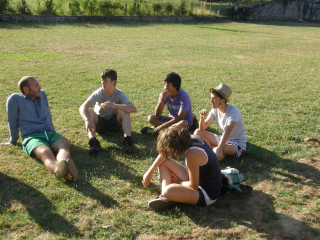En el cesped en campamento de Elizondo