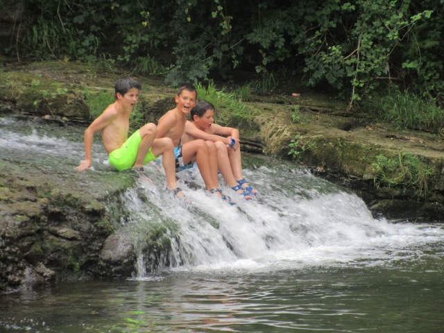 Juegos en el río en Elizondo