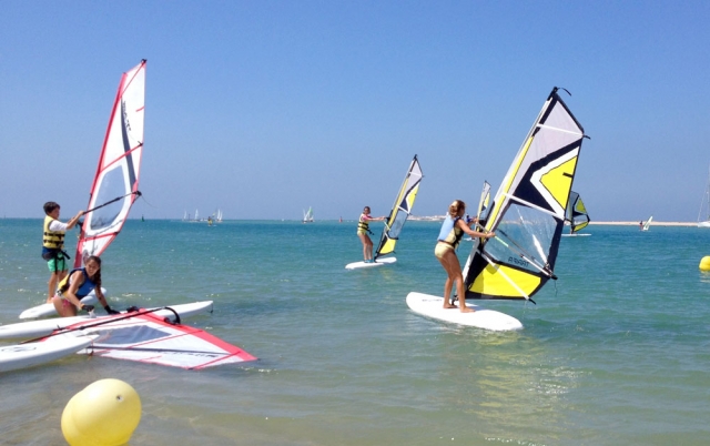 Sesion de windsurf en Sancti Petri