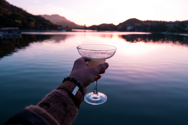 Disfruta de una copa de cava a bordo