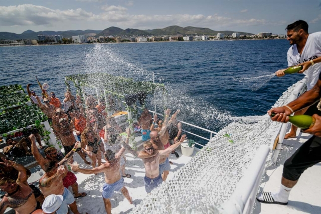  Champagne shower 