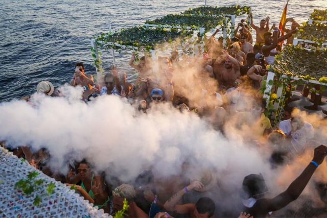  Party on the boat 