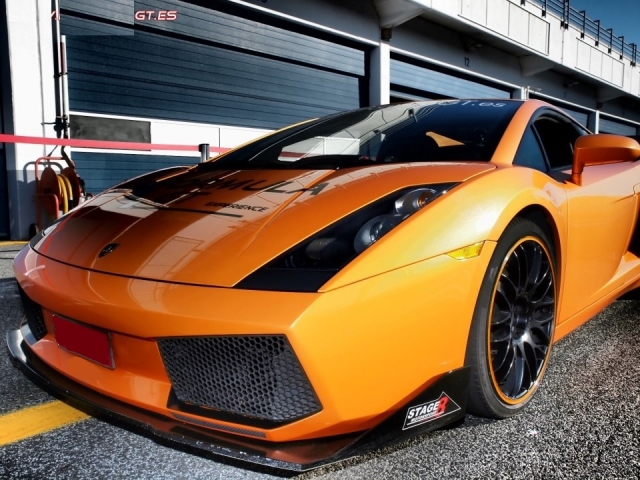  Rodas dirigindo um Lamborghini Gallardo 