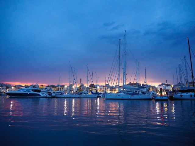  Porto marittimo di Cambrils di notte 