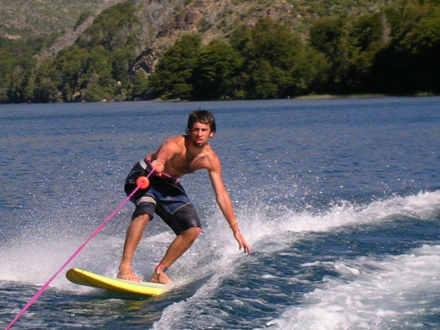  uomo che fa sci nautico 