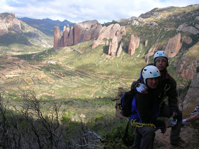 享受 Mirador de los Buitres 铁索攀岩 