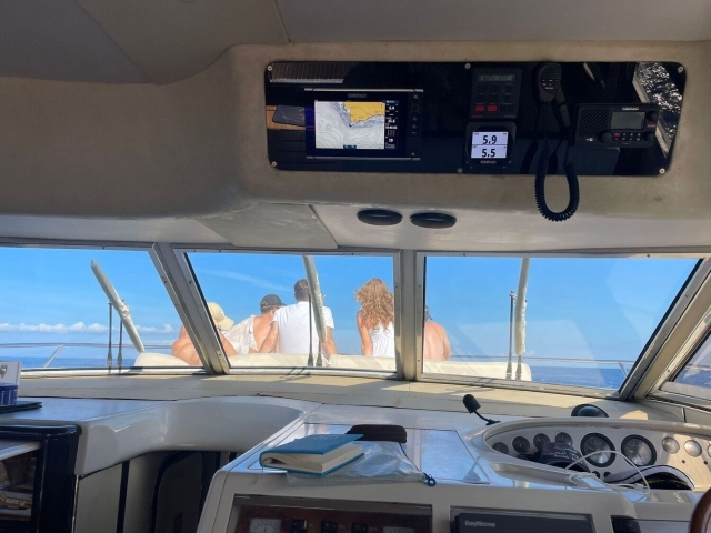  Enjoy with friends on a boat 