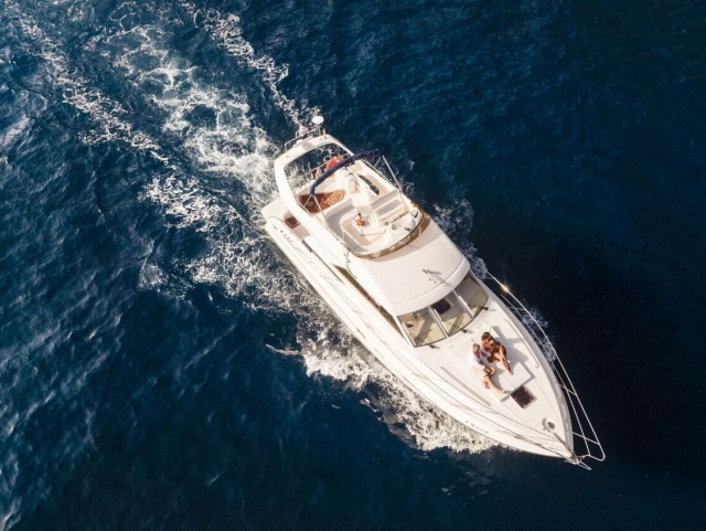  Romantic getaway on a boat 