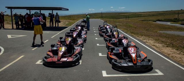 Los karts dispuestos en fila en la parrilla de salida