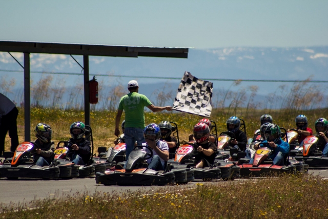 Un emisario del circuito ondeando la bandera a cuadros
