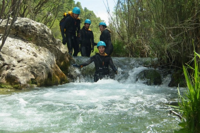 Toboggans aquatiques dans la rivière 
