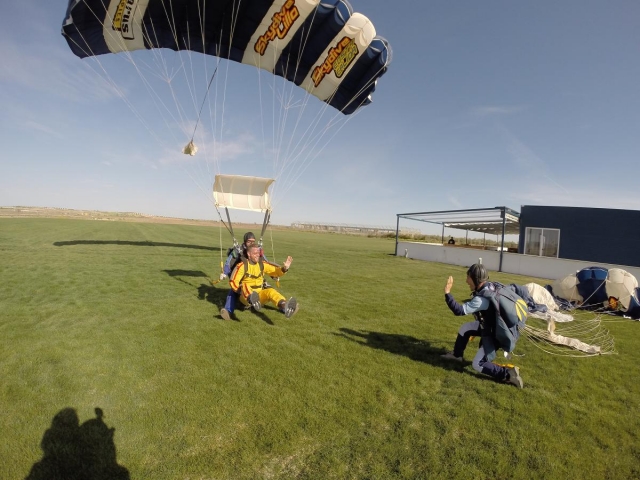  landing with parachute 