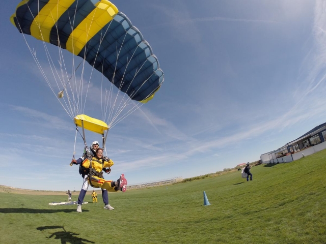  landing with parachute 