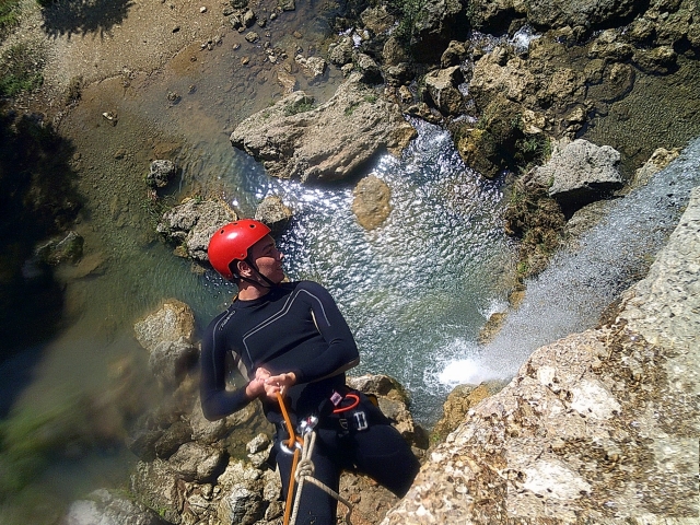  Aquatic rappelling 