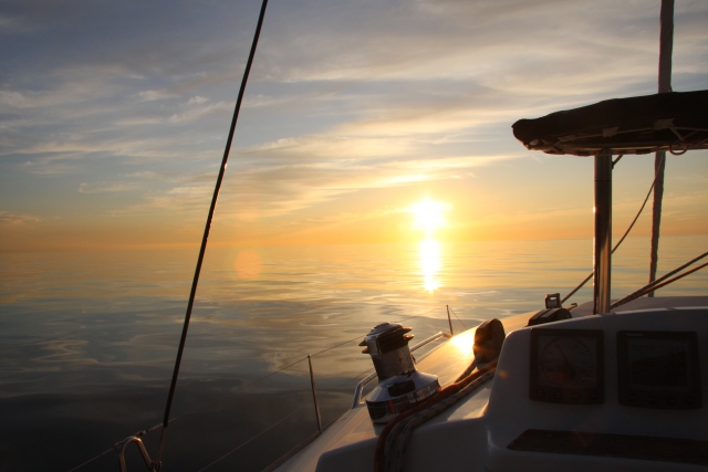 Pbaños en barco con la puesta de sol