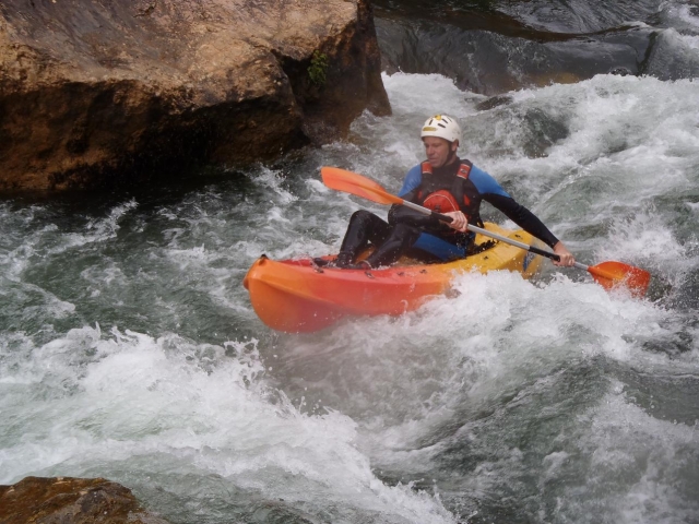 Kayak en aguas bravas
