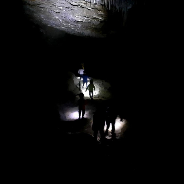 En la oscuridad de la cueva
