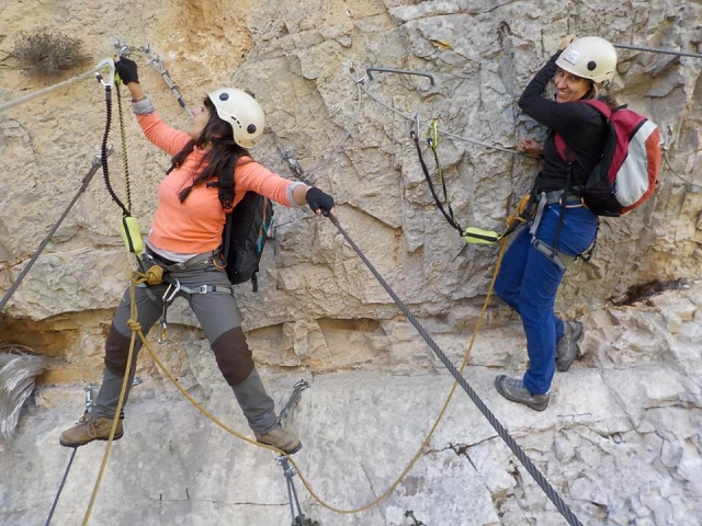  Überquerung der Kabel am Torla-Klettersteig 