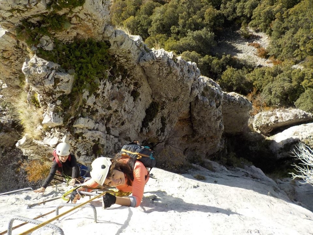  Klettern an den Klammern des Klettersteigs in Torla 