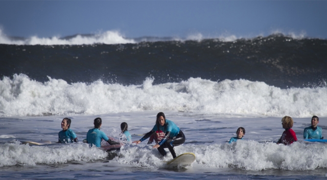 grupo de chicos surfeando