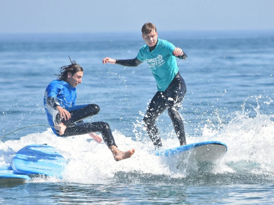 Rutschen Sie auf dem Surfbrett in Aviles. 