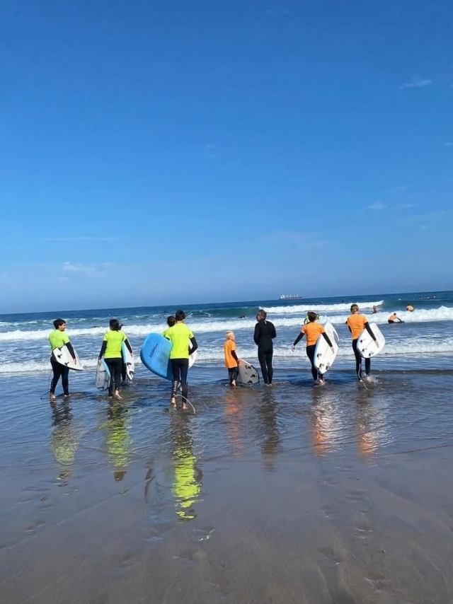 Zum Surfen an den Strand gehen 
