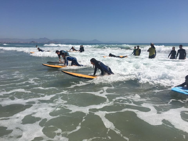 Practicando surf
