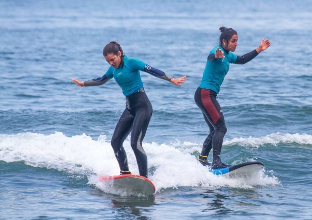 Ragazze sulla tavola da surf a Salinas 