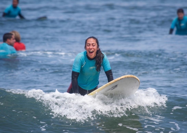  Sorridenti sulla tavola da surf nel Mar Cantabrico