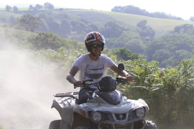 Por el camino en el quad