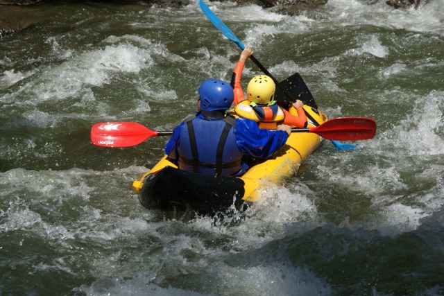 Atraviesa los rapidos en una canoa especial
