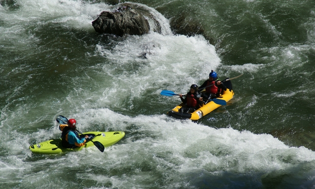  Instructeur supervisant l'activité de rafting 