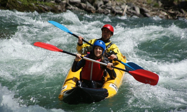  Deux personnes pratiquant le rafting à Río Noguera 