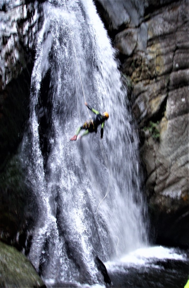 Rapel na cascata da ravina 