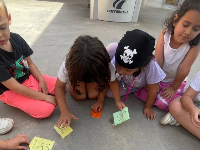  Crianças aprendendo durante o acampamento