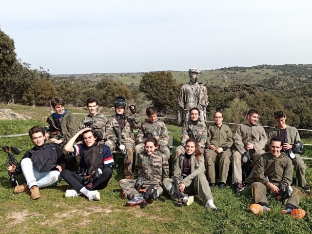 Grupo de amigos tras la partida de gotcha