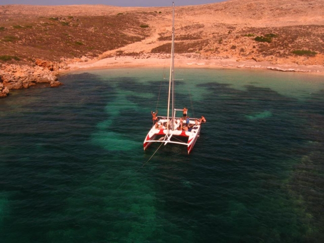  Segeln Sie entlang der Küste von Menorca 