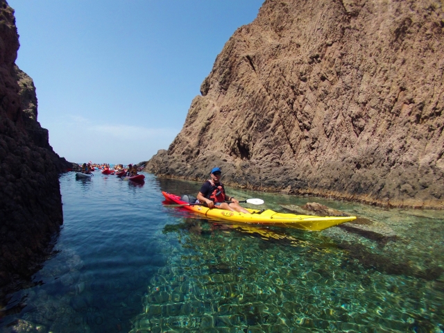 Fondos cristalinos bajo el kayak
