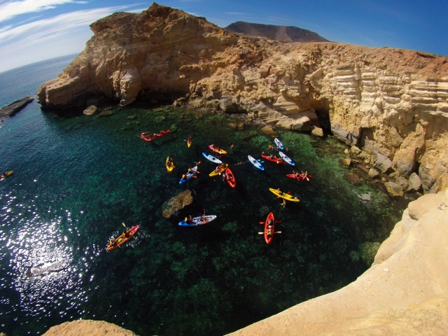 En el acantilado con los kayaks