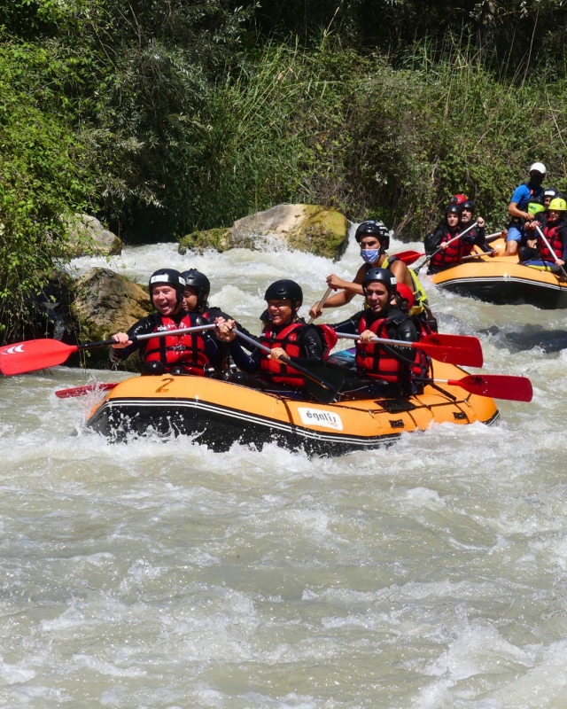  Navigare lungo il fiume Genil a bordo di una zattera 