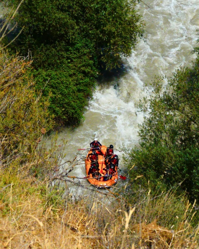  Superare gli ostacoli sul fiume Genil in rafting