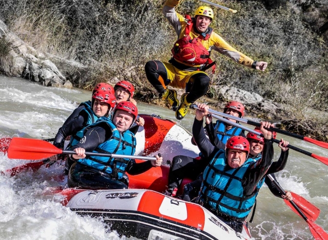  Sprung auf das Rafting-Floß 