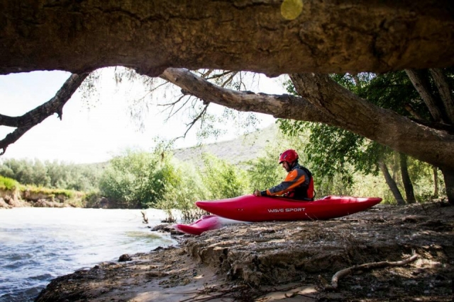  Canoë au bord de la rivière 