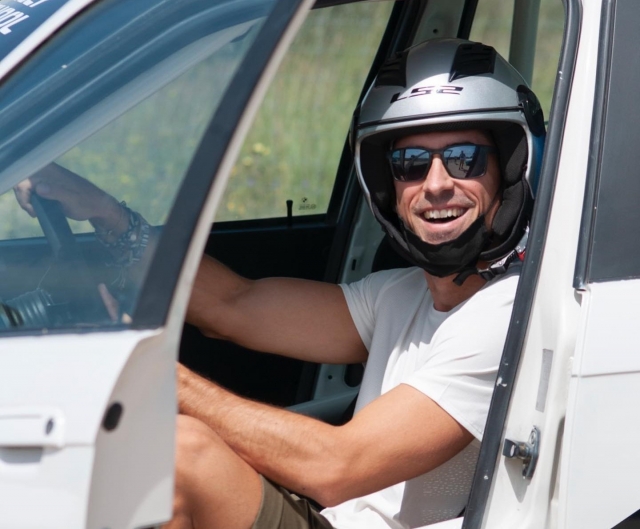 Preparado para pilotar en un circuito de rally
