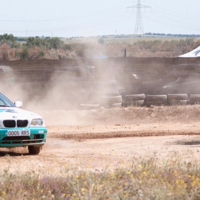 BMW a toda velocidad en el circuito de tierra