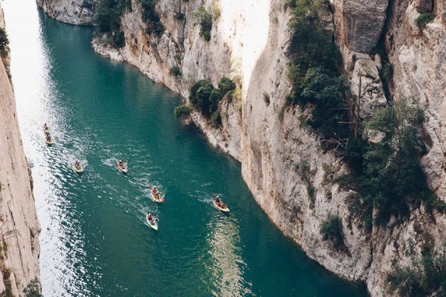Haciendo kayak en el Embalse de Canelles 